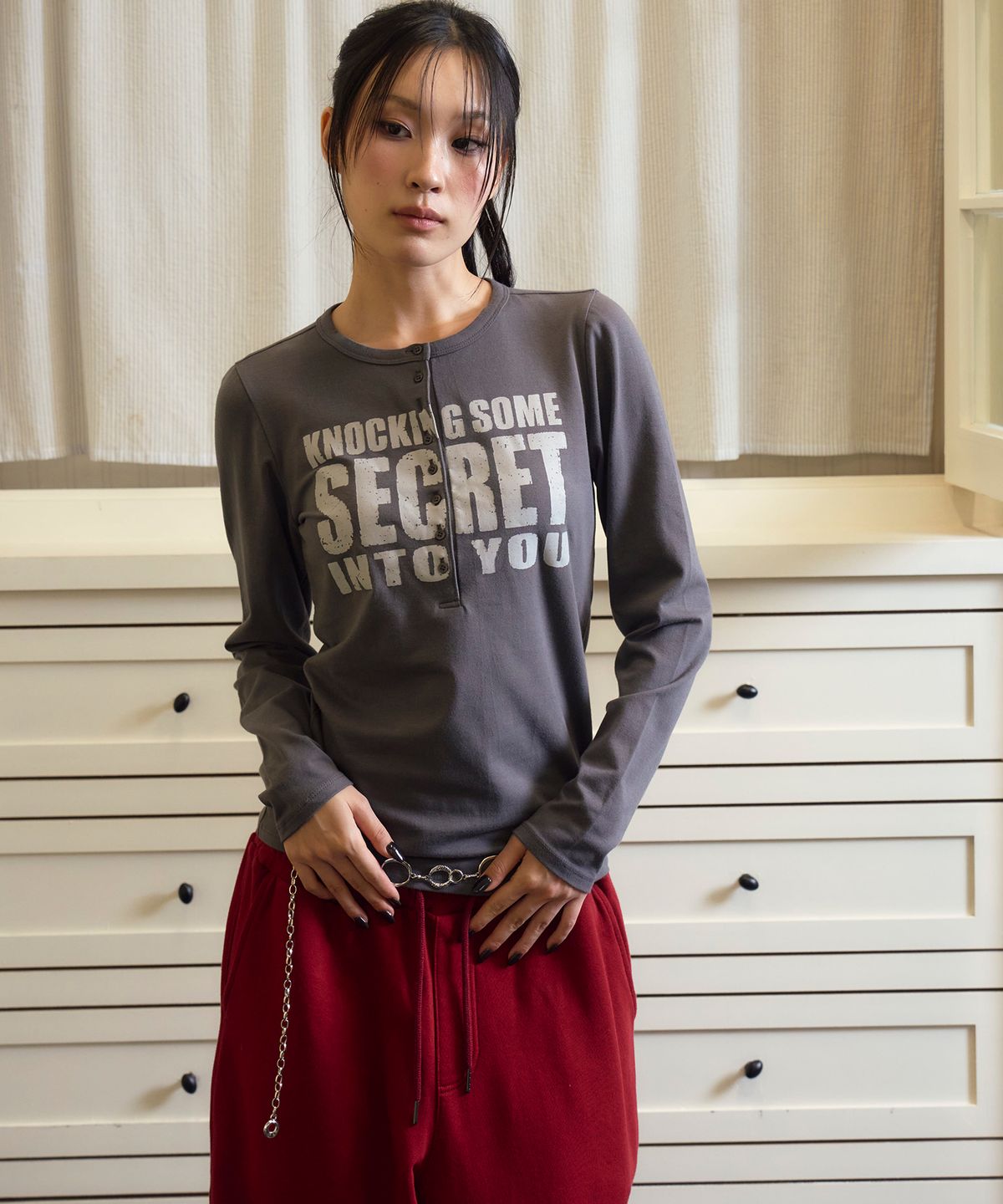 프렌다(PRENDA) SECRET LETTERING HENLEY LONG SLEEVE CHARCOAL