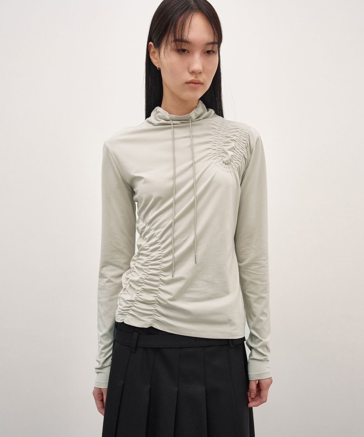 인사일런스 우먼(INSILENCE WOMEN) 셔링 하이넥 탑 ASH KHAKI