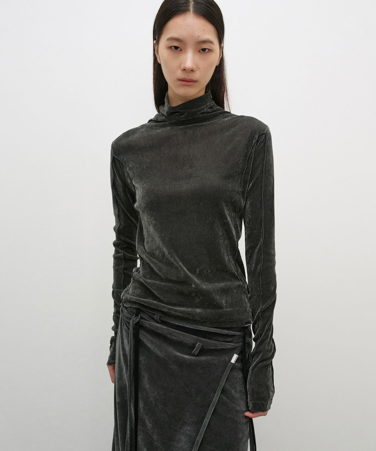 인사일런스 우먼(INSILENCE WOMEN) 벨벳 메쉬 터틀넥 티셔츠 CHARCOAL