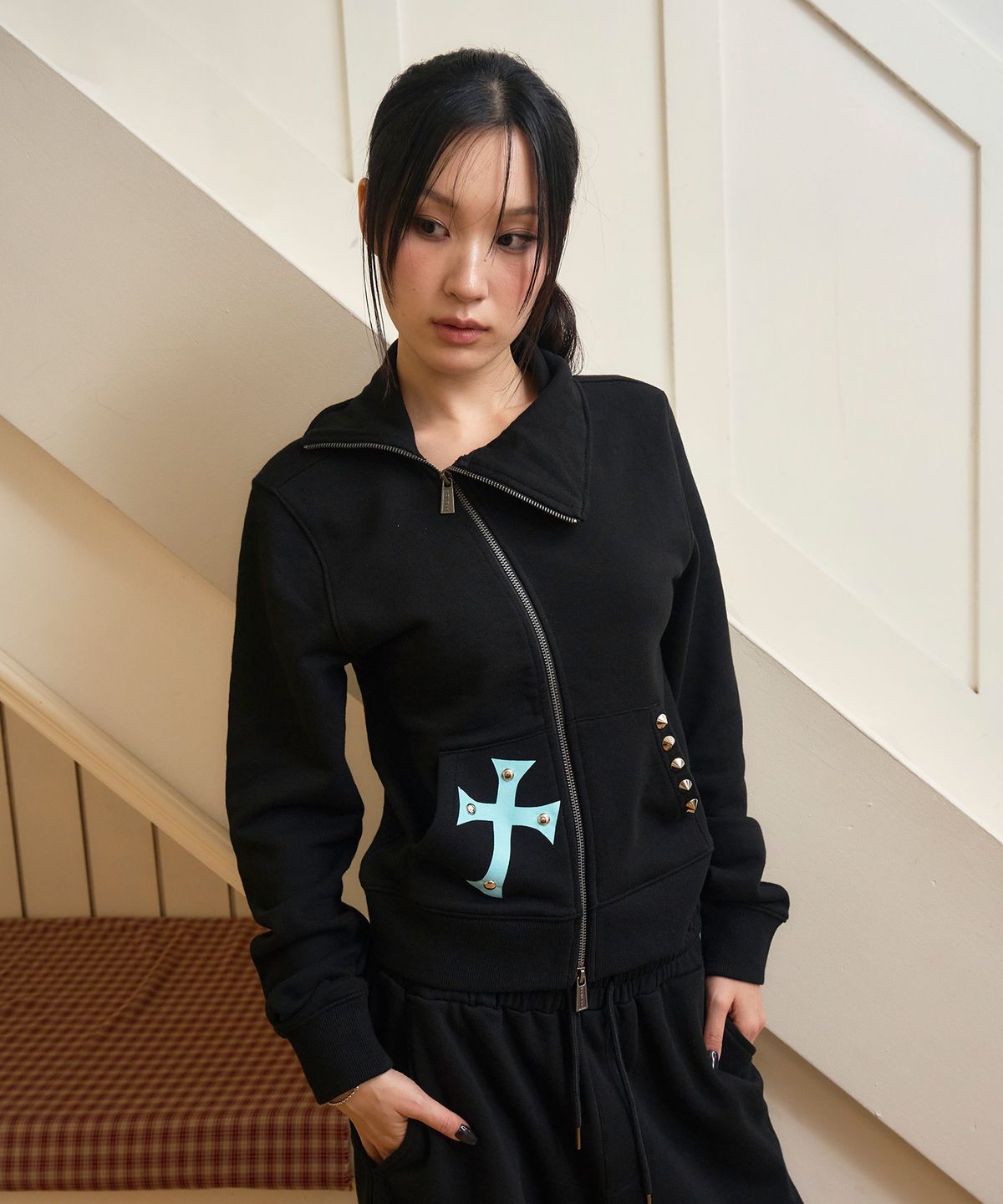 프렌다(PRENDA) CROSS ASYM HIGH NECK ZIP UP BLACK