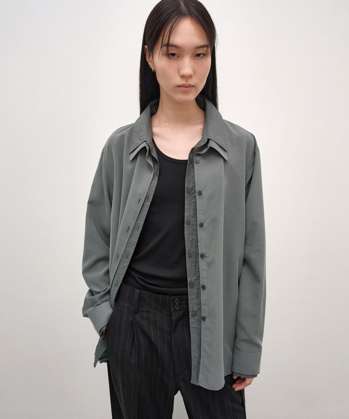 인사일런스 우먼(INSILENCE WOMEN) 레이어드 오버핏 셔츠 ASH KHAKI