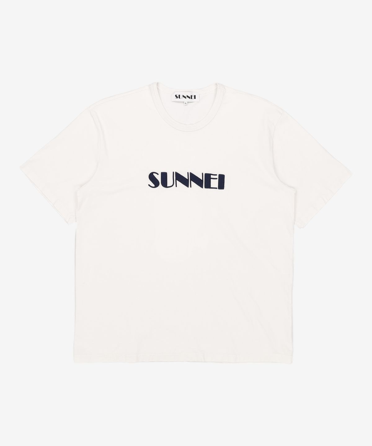 써네이(SUNNEI) 클래식 빅 로고 자수 반소매 티셔츠 - 오프 화이트 / MRTWXJER069JER0127433 XL