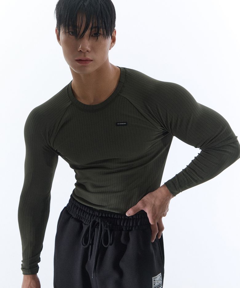 7 퍼포먼스 테크 머슬핏 롱 슬리브 카키