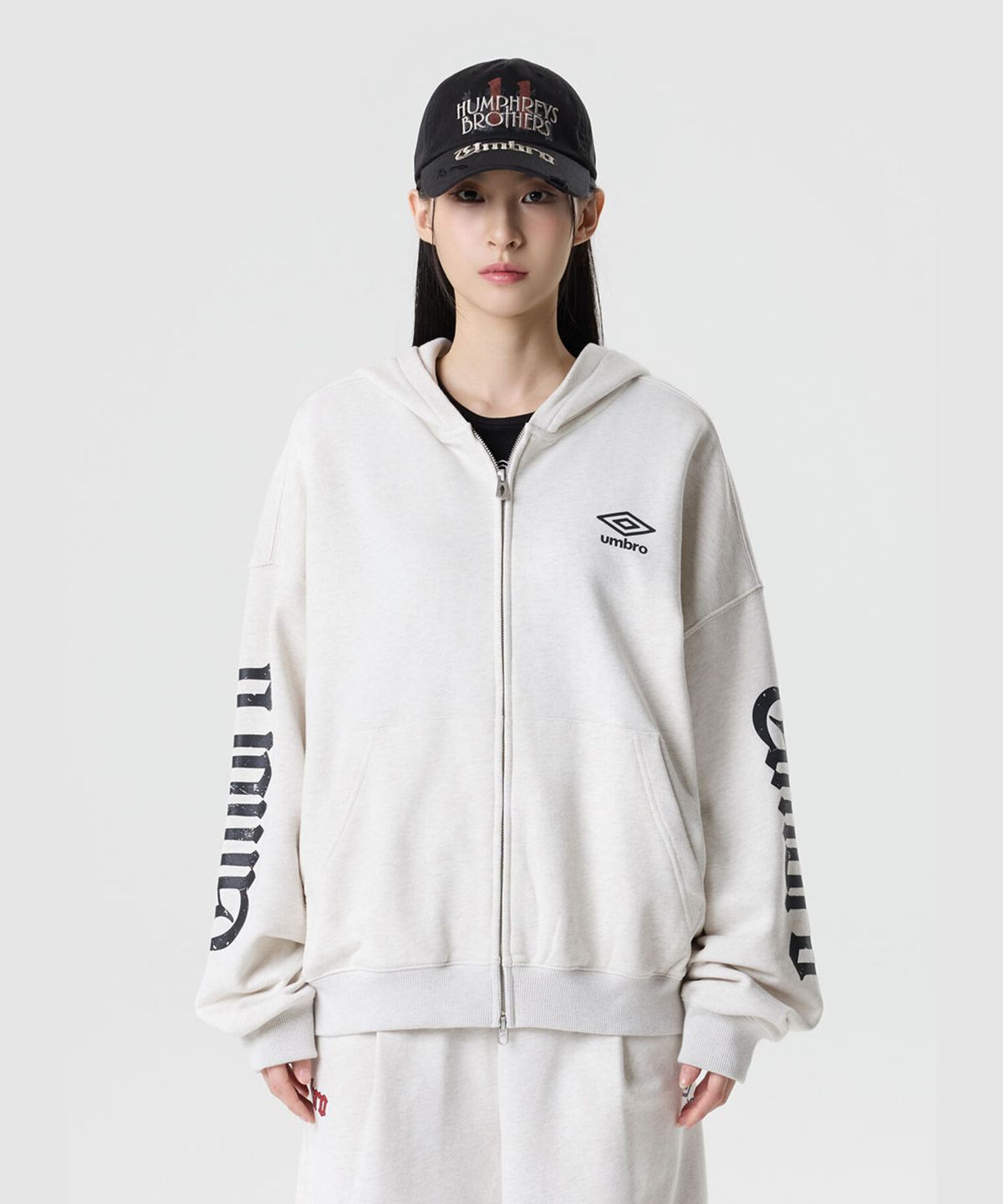 엄브로(UMBRO) [NCT WISH 사쿠야 PICK] DISTRICT11 빅레터링 후드 집업 아이보리 UR321CFT99