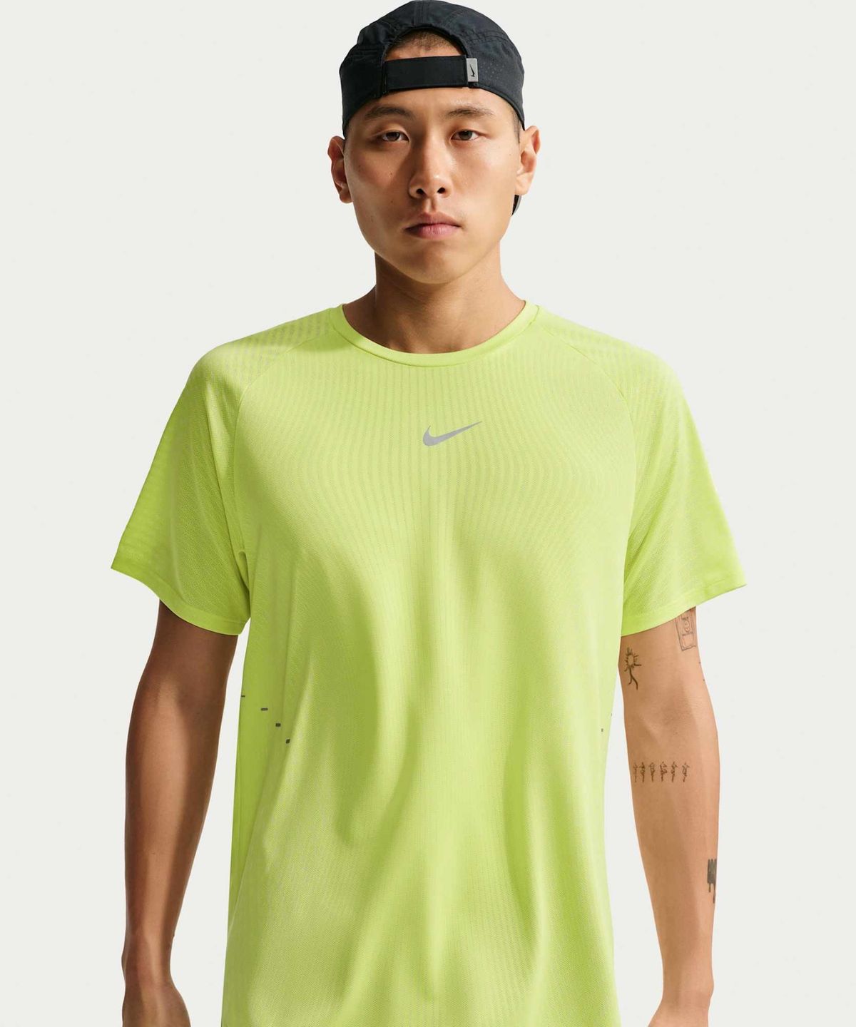 나이키(NIKE) 나이키 스트라이드 에어로 핏 반소매 러닝 탑 M - 라이트 레몬 트위스트:라이트 실버 / IH0746-736