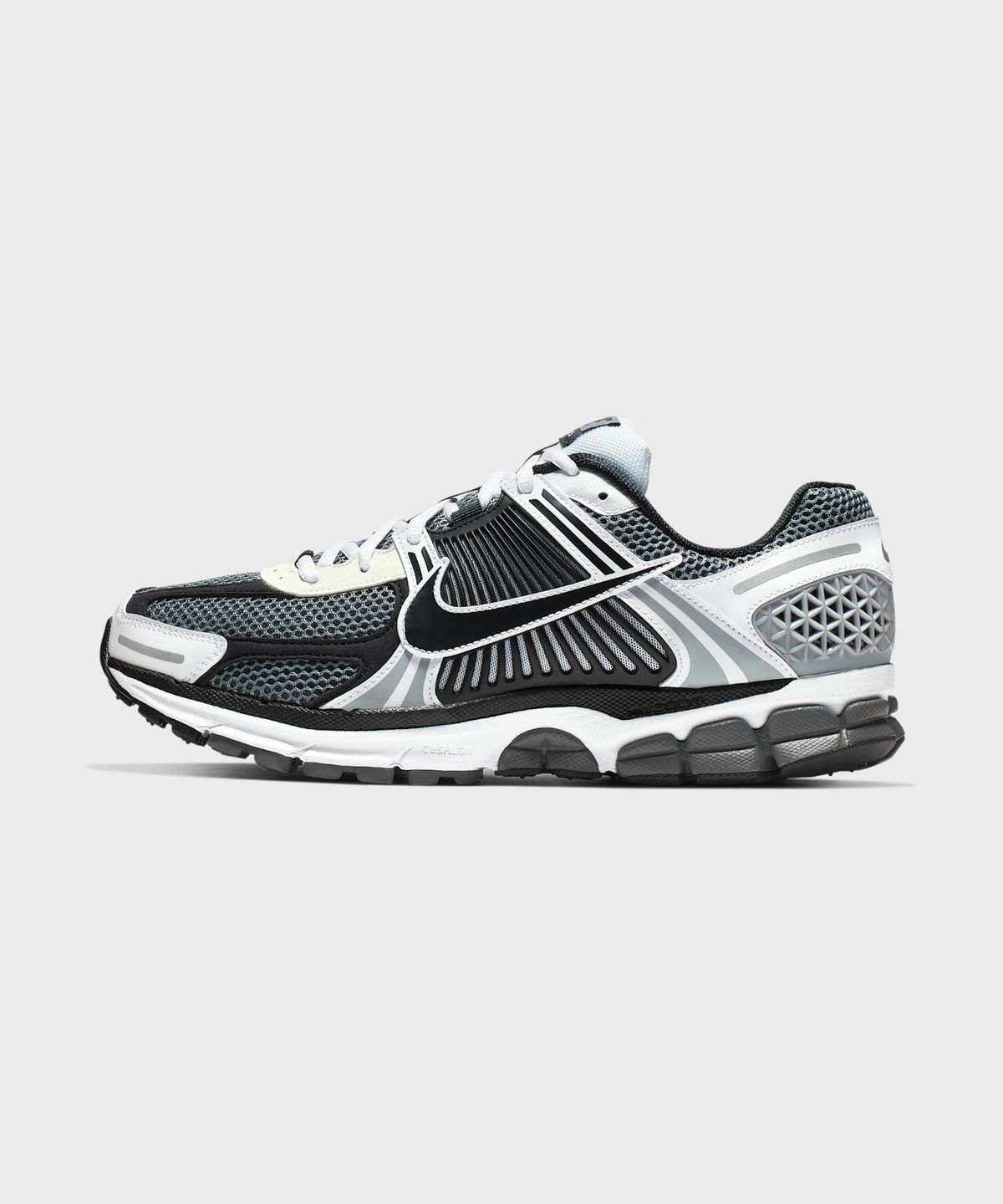 나이키(NIKE) 줌 보메로 5 SE SP M - 다크 그레이:화이트:세일:블랙 / CI1694-001