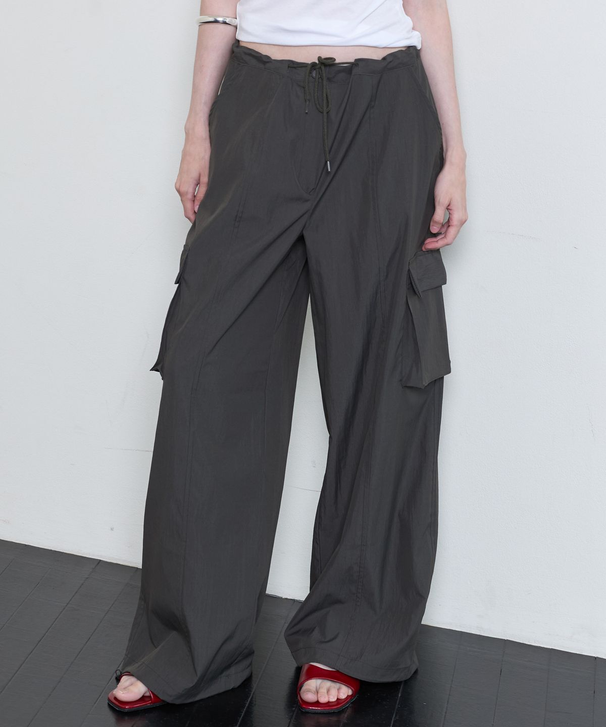 누베르(NUVERE) Airy Pocket Pants Charcoal