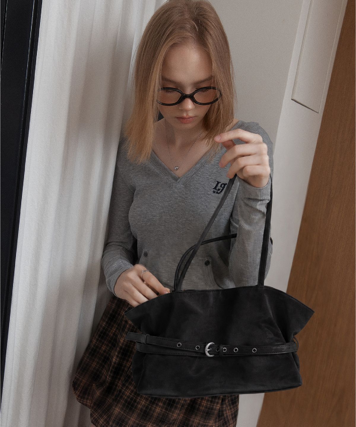 레터리(LETERIE) MELLOW REVERSIBLE BELT TOTE BAG_MATTE BLACK