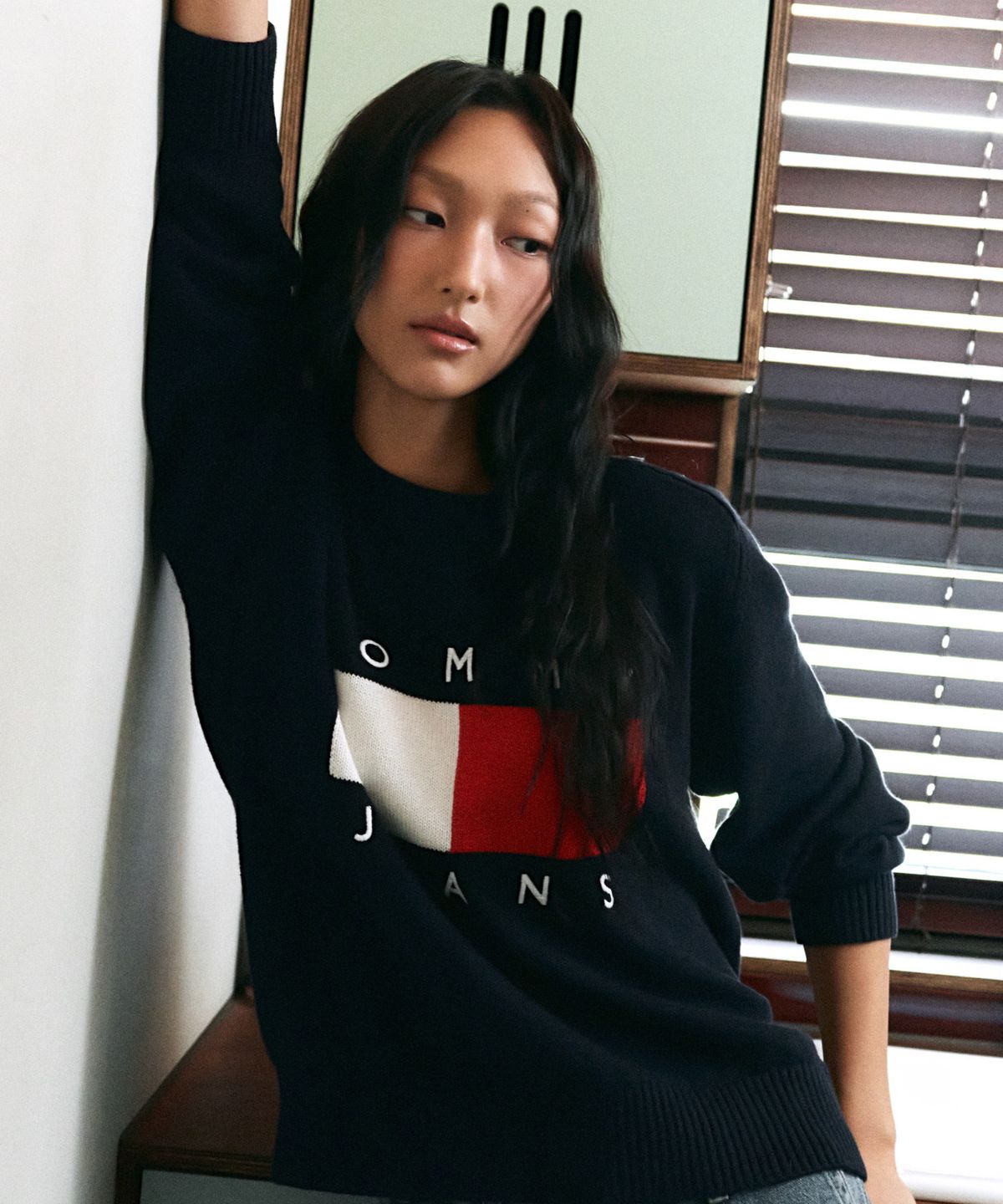 타미진스(TOMMY JEANS) 크루넥 플래그 스웨터 (T32G7KTO20TWT1C1G)