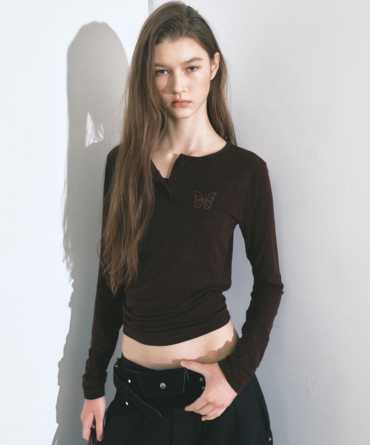 닉앤니콜(NICK&NICOLE) BUTTERFLY HENLEYNECK SLEEVE TOP_BROWN