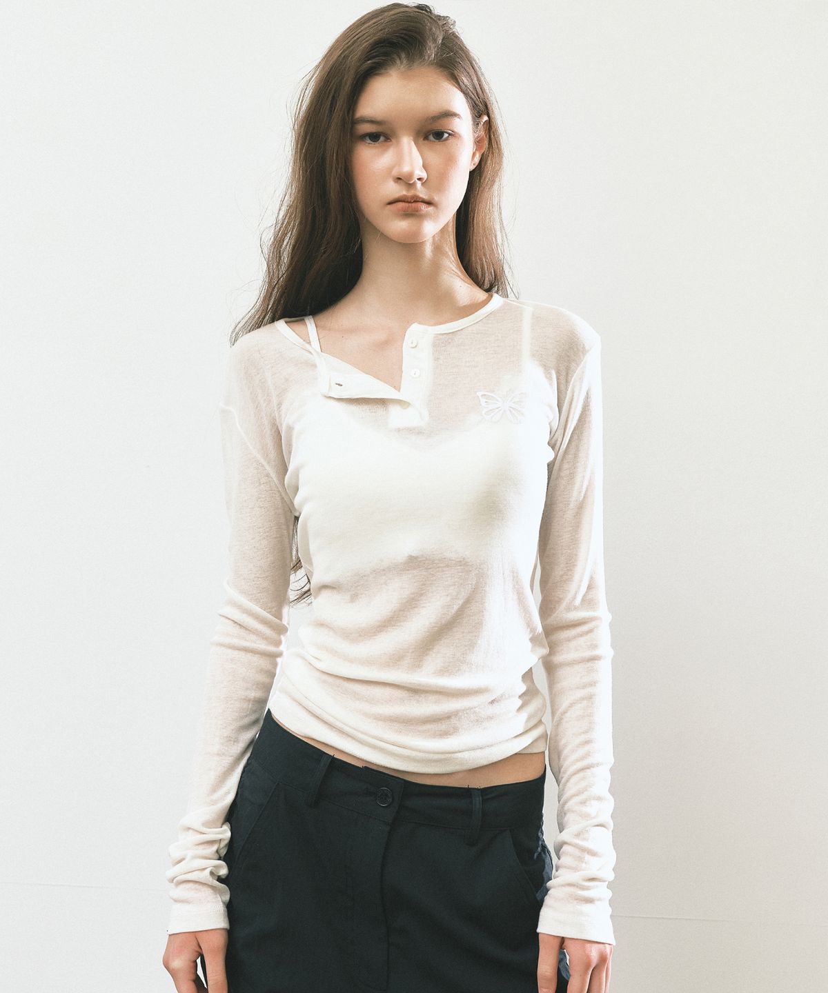 닉앤니콜(NICK&NICOLE) BUTTERFLY HENLEYNECK SLEEVE TOP_IVORY