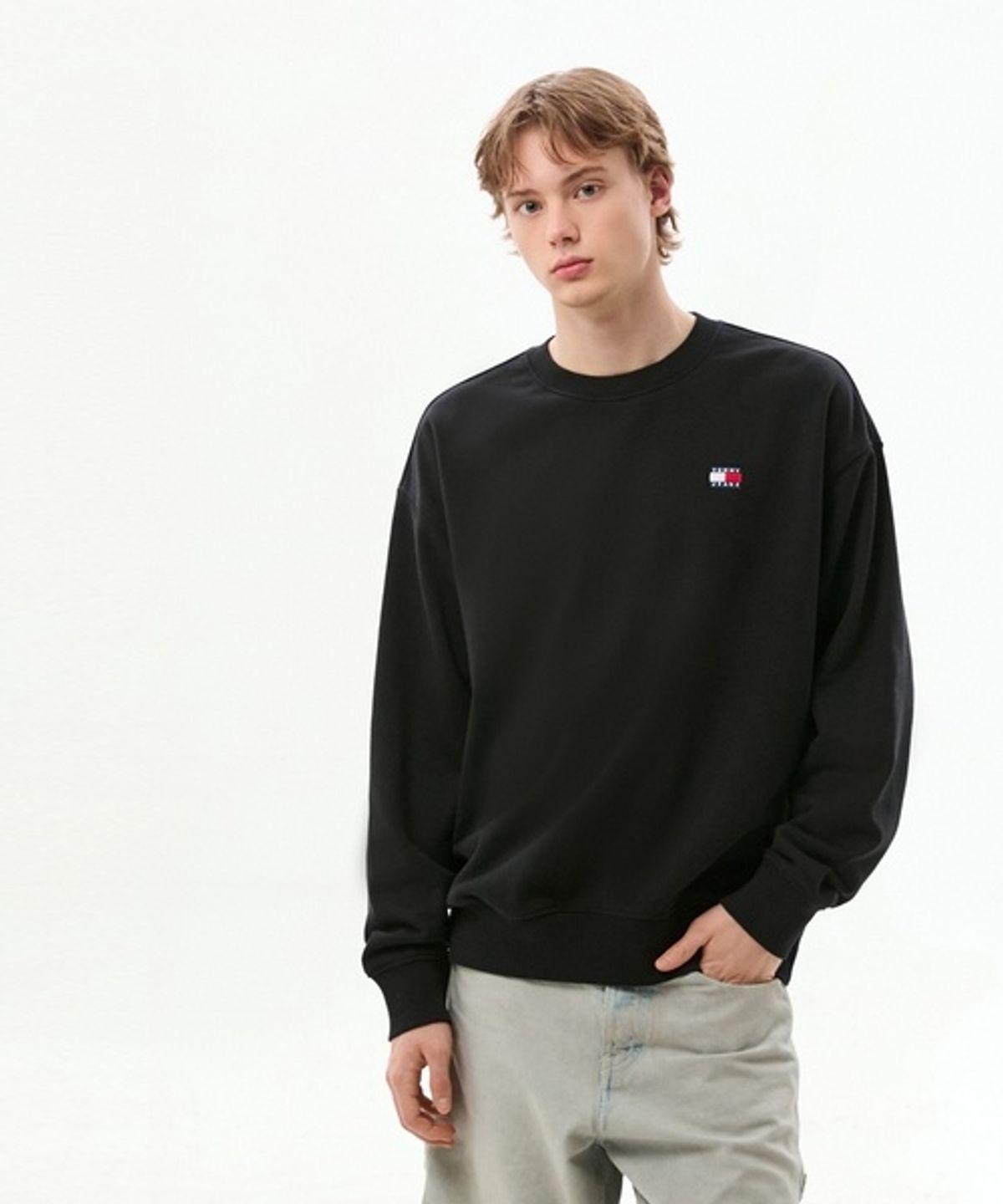 타미진스(TOMMY JEANS) 아시안 릴렉스 핏 배지 크루넥 티셔츠 (T32G6TTO25TMT2BDS)