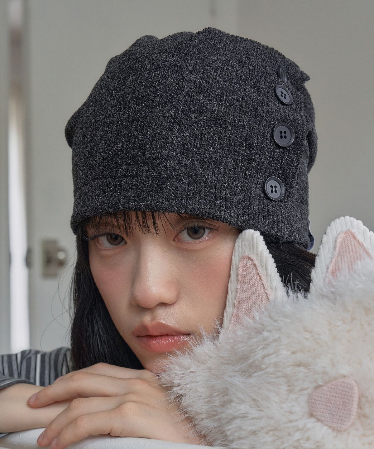 포에지담(POESIEDAME) BUTTON DRAW BEANIE IN BLACK