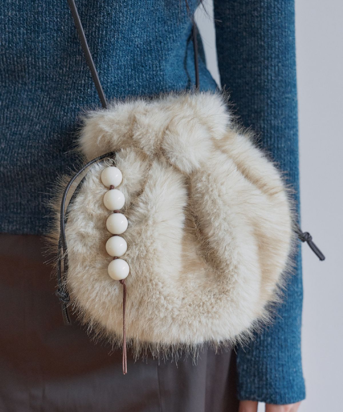 포에지담(POESIEDAME) FUR BUD BAG IN BAKED CREAM