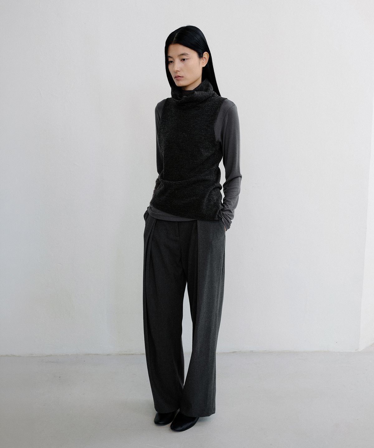 로우타이드(LOW TIDE) RELAXED DOUBLE TUCK WIDE PANTS [CHARCOAL]