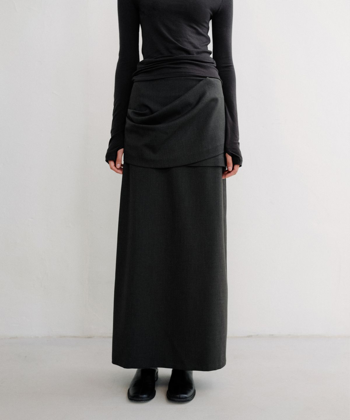 로우타이드(LOW TIDE) OVERLAP LAYER MAXI SKIRT [CHARCOAL]