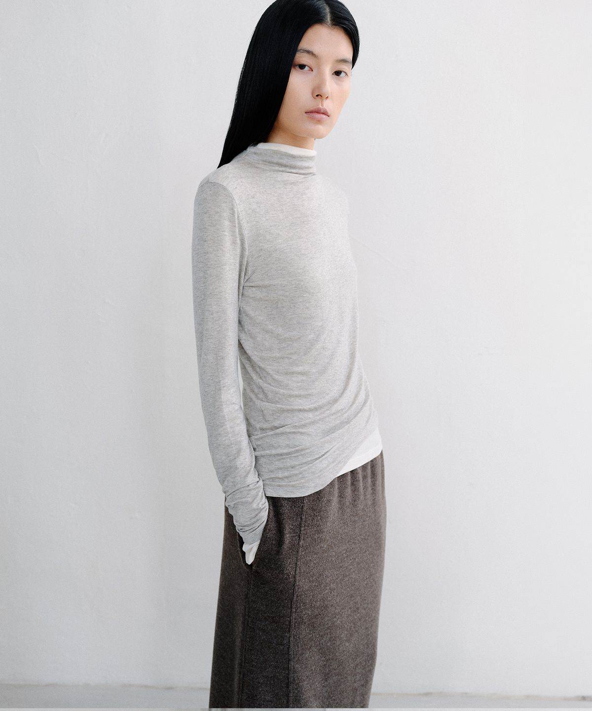 로우타이드(LOW TIDE) WOOL MOCK NECK CURVED T-SHIRT [GREY]