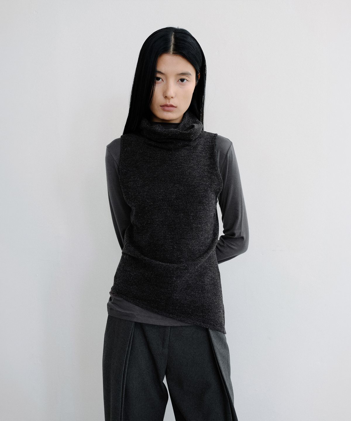로우타이드(LOW TIDE) DRAPE COWL KNIT VEST [CHARCOAL]