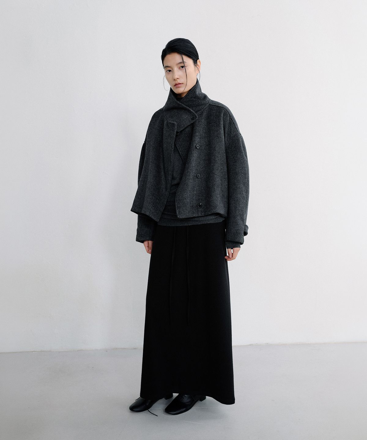 로우타이드(LOW TIDE) HIGH NECK BELTED SHORT COAT [CHARCOAL]