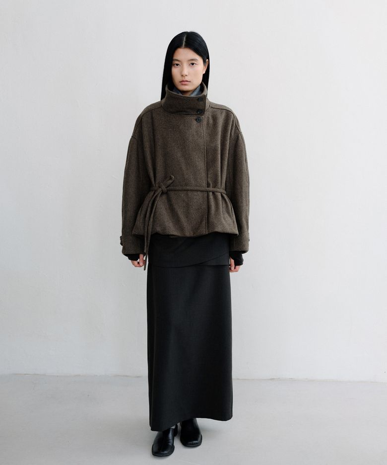 HIGH NECK BELTED SHORT COAT [BROWN]
