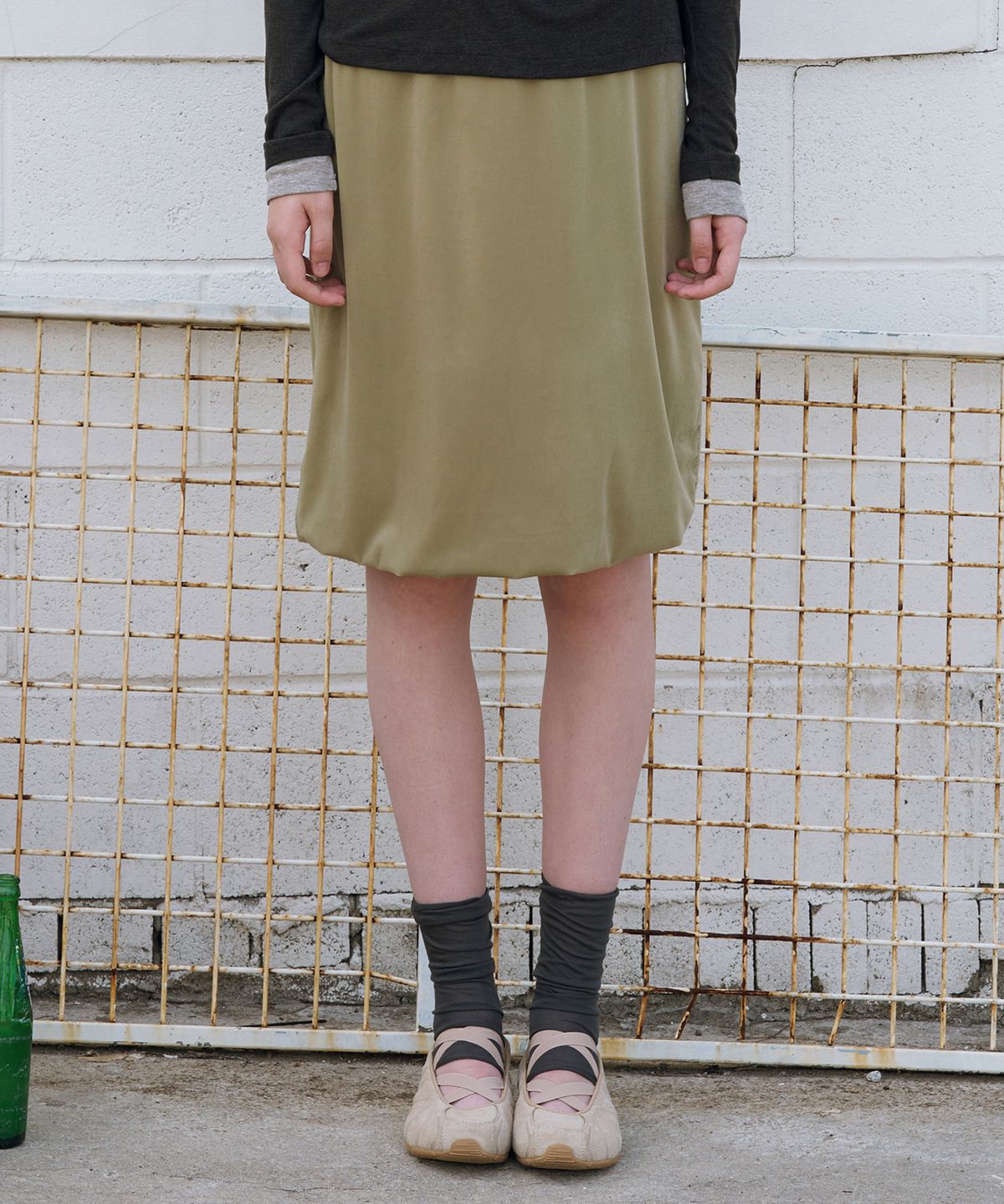 반원 아틀리에(VANONE ATELIER) P3330 벨루어 미디 스커트_Olive green