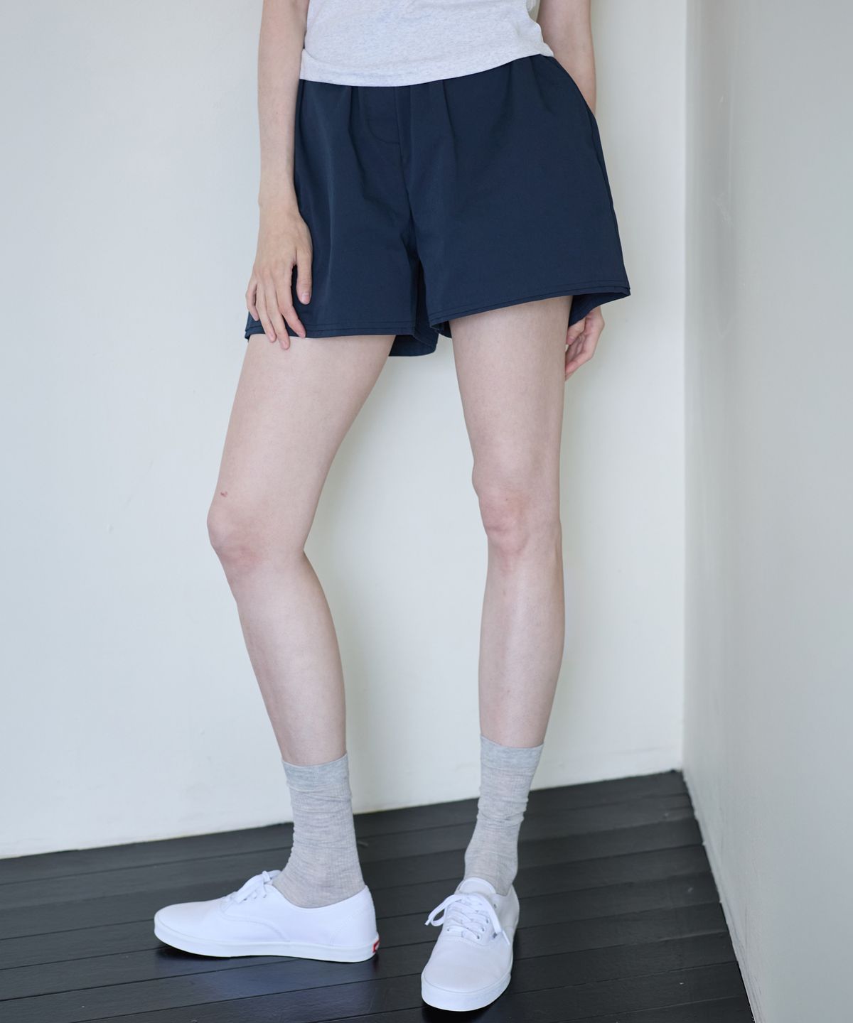 누베르(NUVERE) Tone Shorts Navy