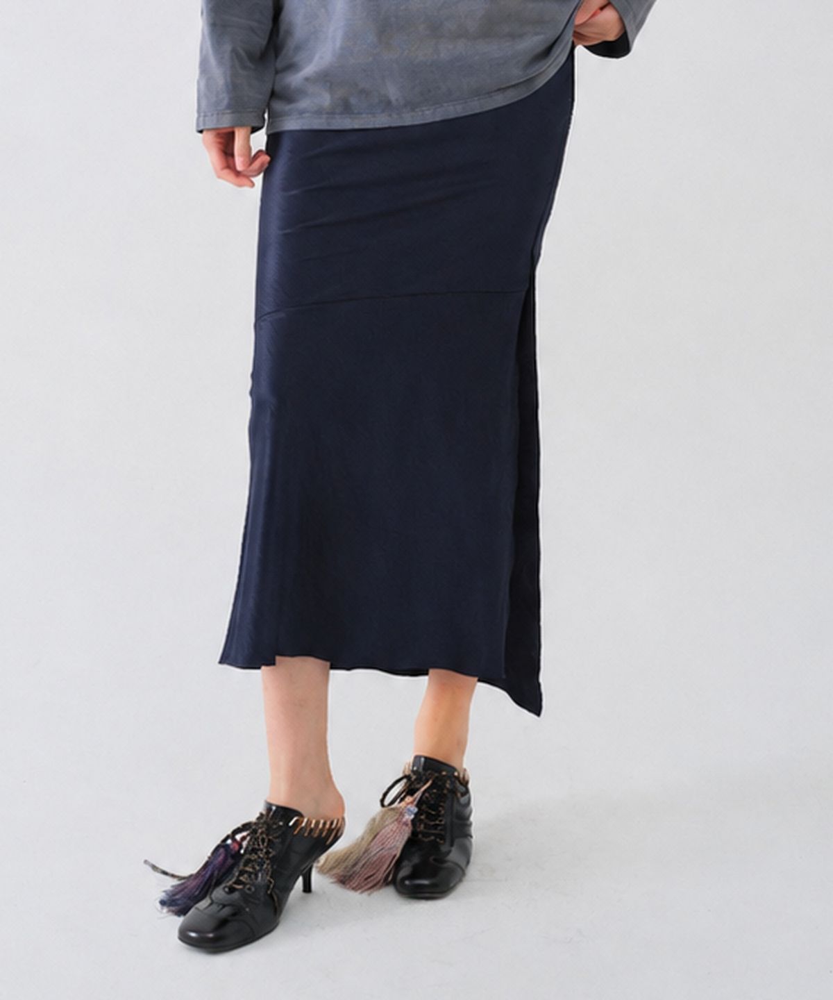 센토르(CENTAUR.KR) BIAS SATIN LONG SKIRT_NAVY