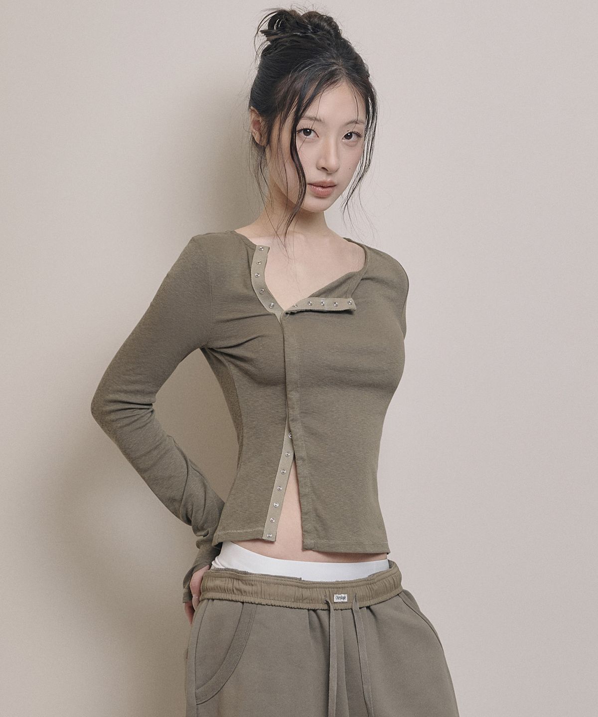 아워쉐입(OURRSHAPE) Open Snap Slim Longsleeve - Khaki Brown