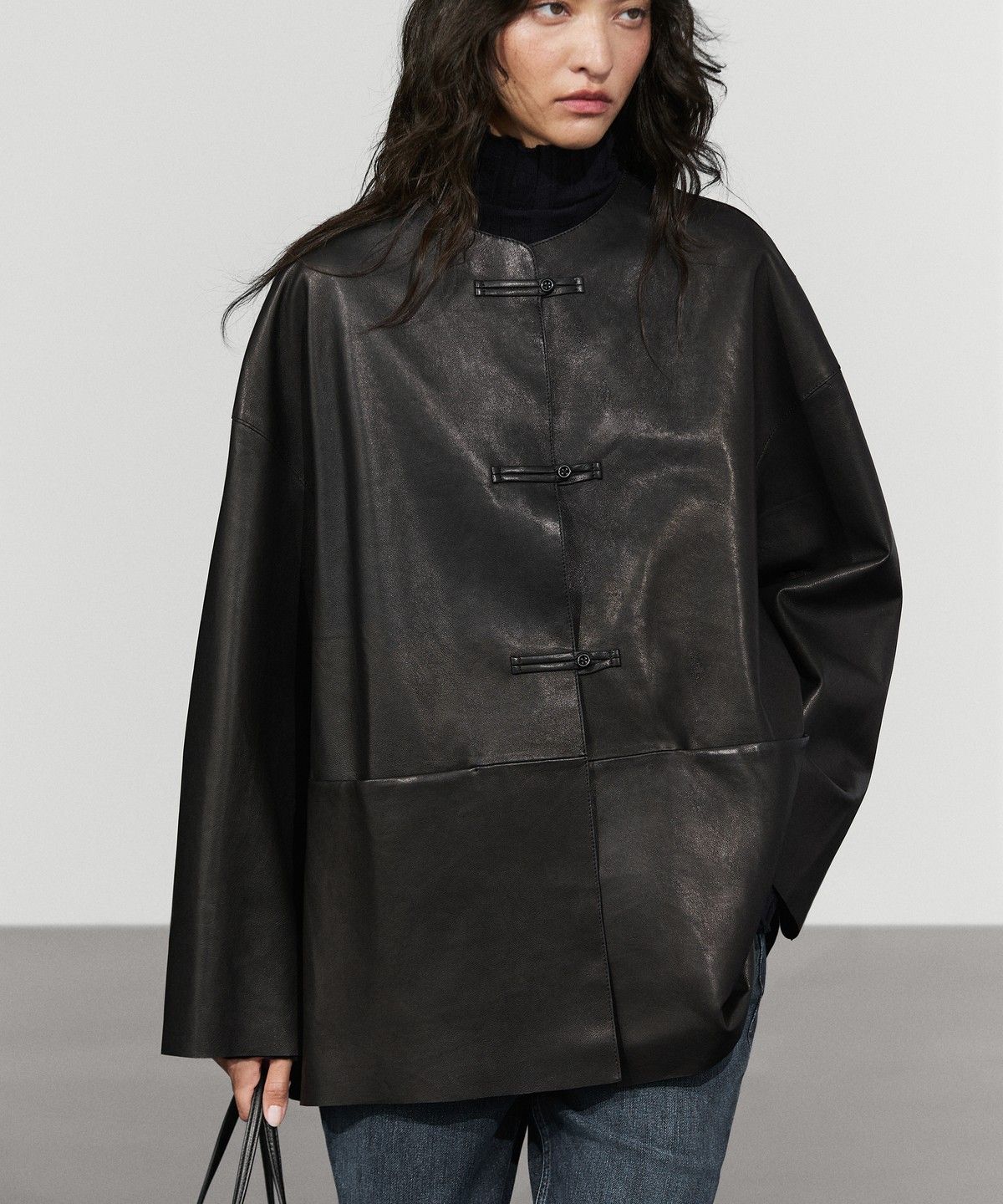 마시모두띠(MASSIMO DUTTI) 토글 디테일 가죽 재킷