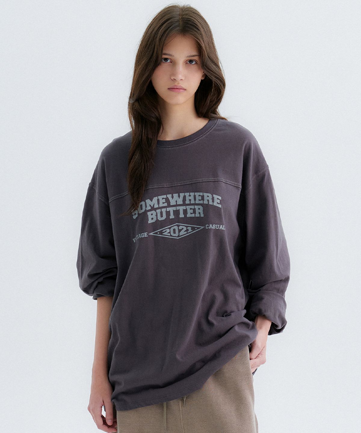 썸웨어버터(SOMEWHEREBUTTER) Long Stitch Square Logo Top - Charcoal