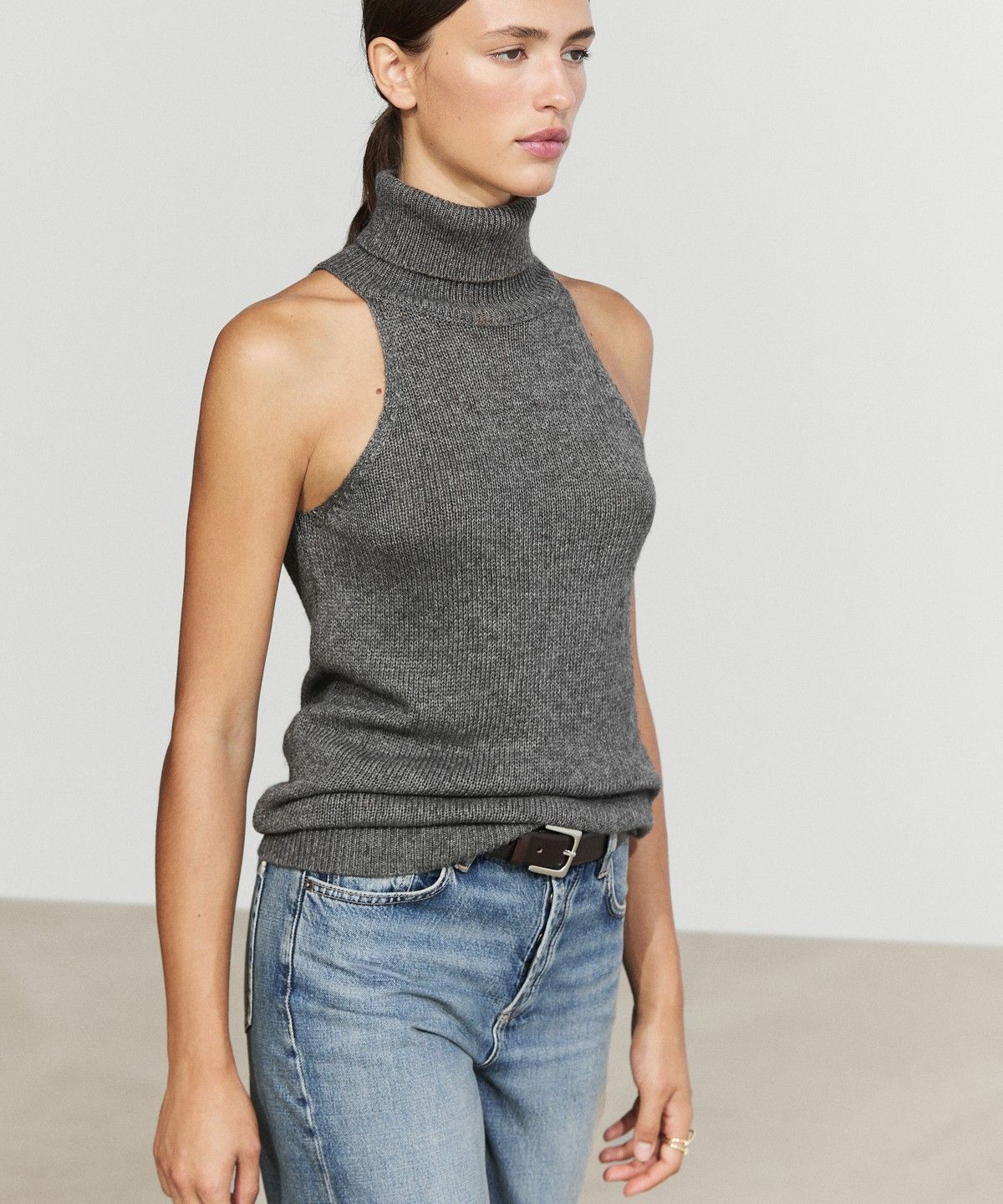 마시모두띠(MASSIMO DUTTI) 홀터넥 니트 탑