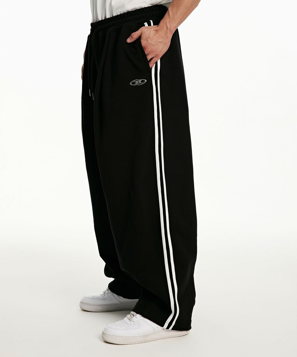 본투윈(BORN TO WIN) CHROME B TRACK LINE MAXI WIDE PANTS [BLACK]