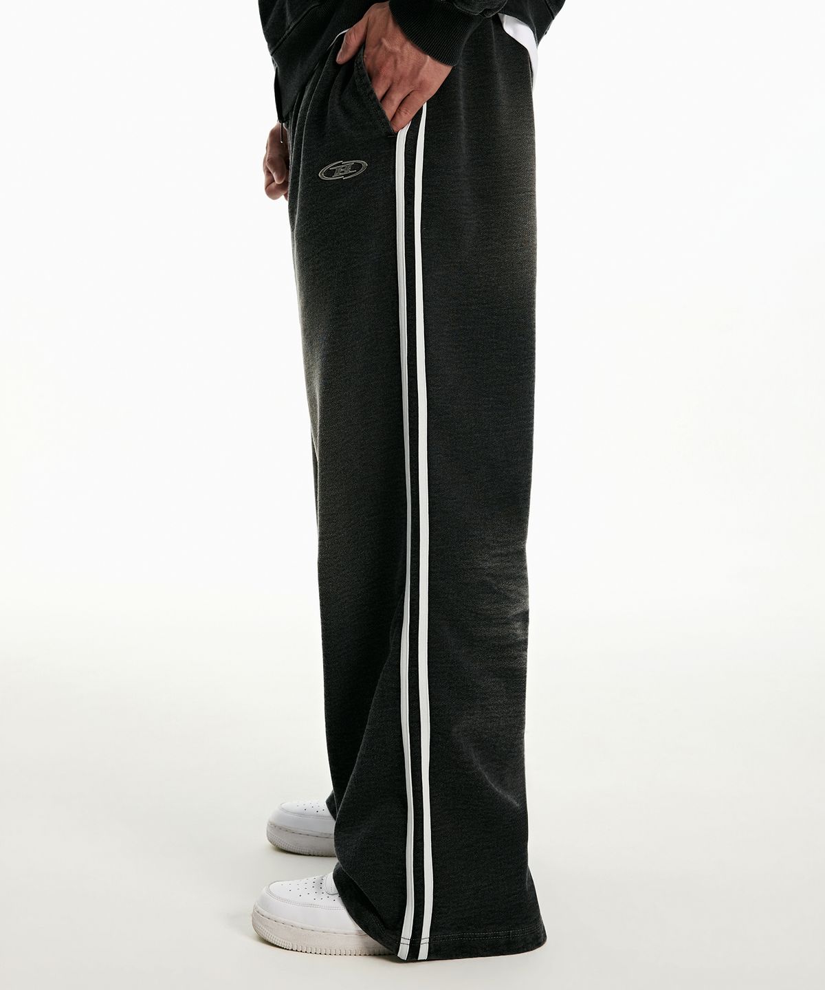 본투윈(BORN TO WIN) DENIM LIKE TRACK LINE SWEAT PANTS [BLACK DENIM]