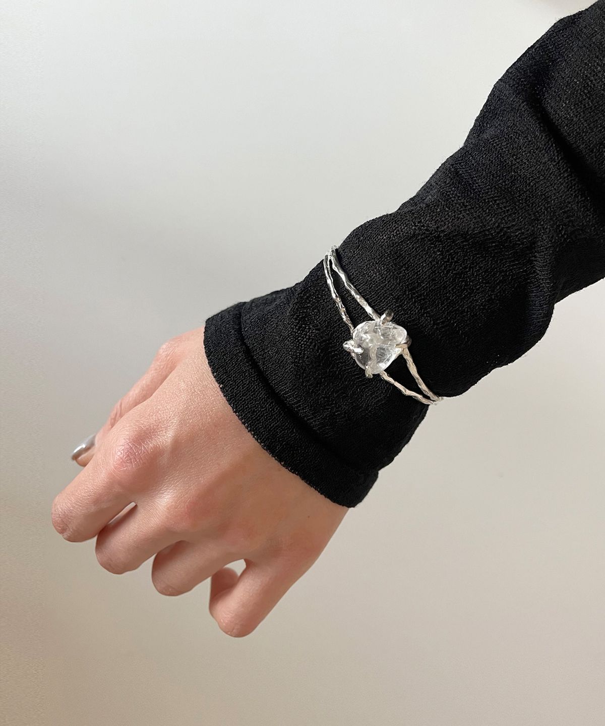 너울(NEOUL) Chunky Quartz Bangle