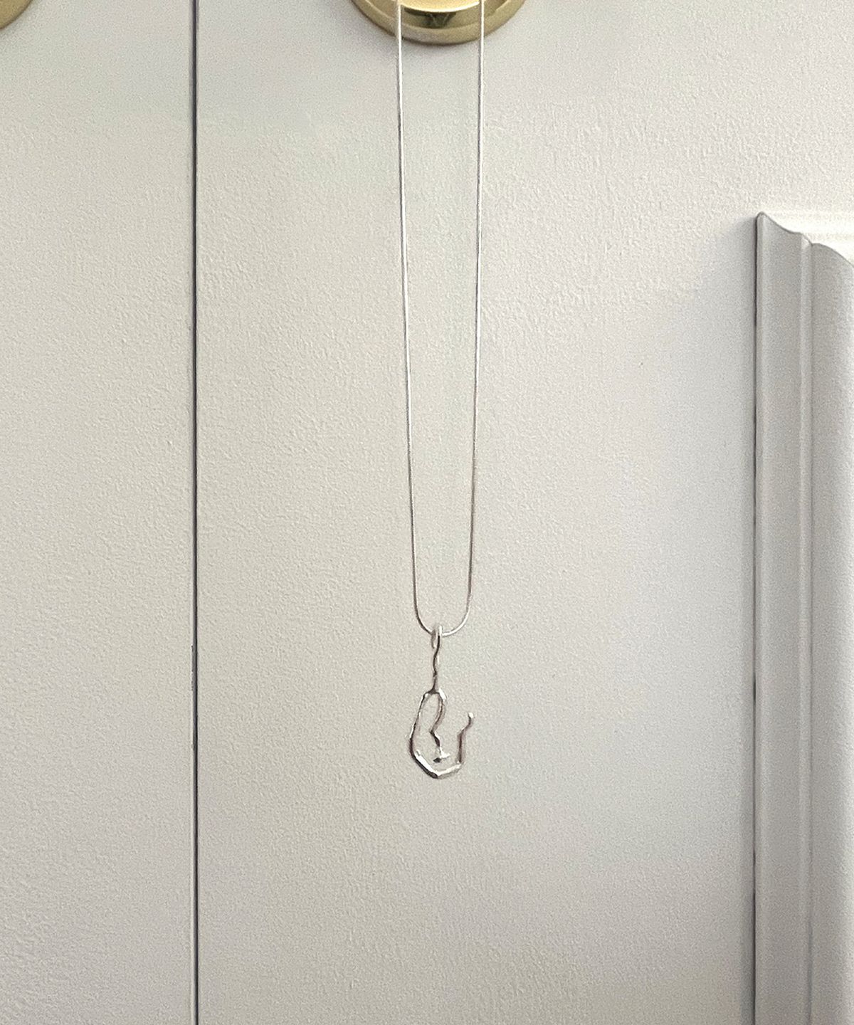 너울(NEOUL) Portrait Necklace