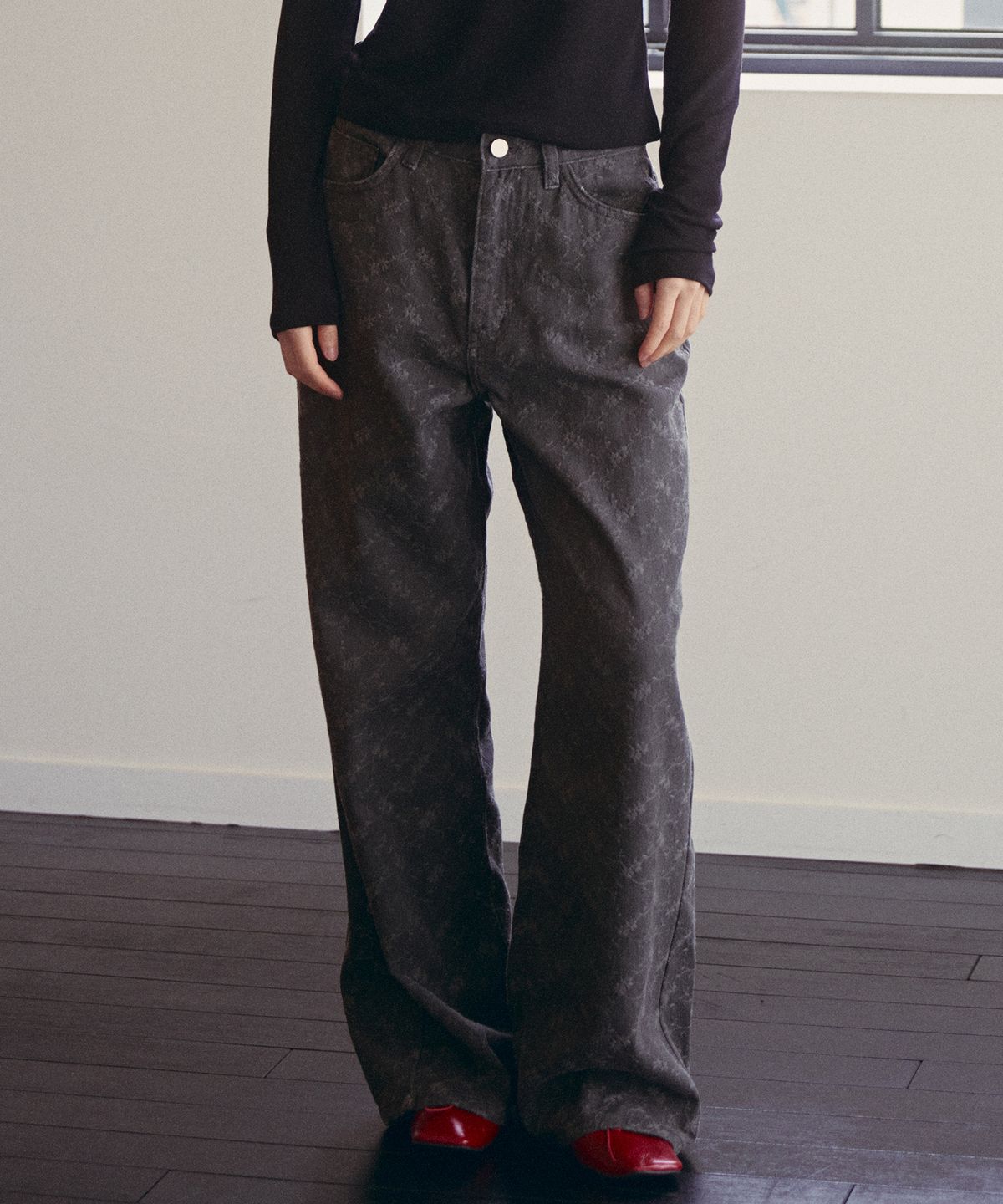 오앨(OUEL) FLORAL EMBROIDERY WIDE PANTS_CHARCOAL