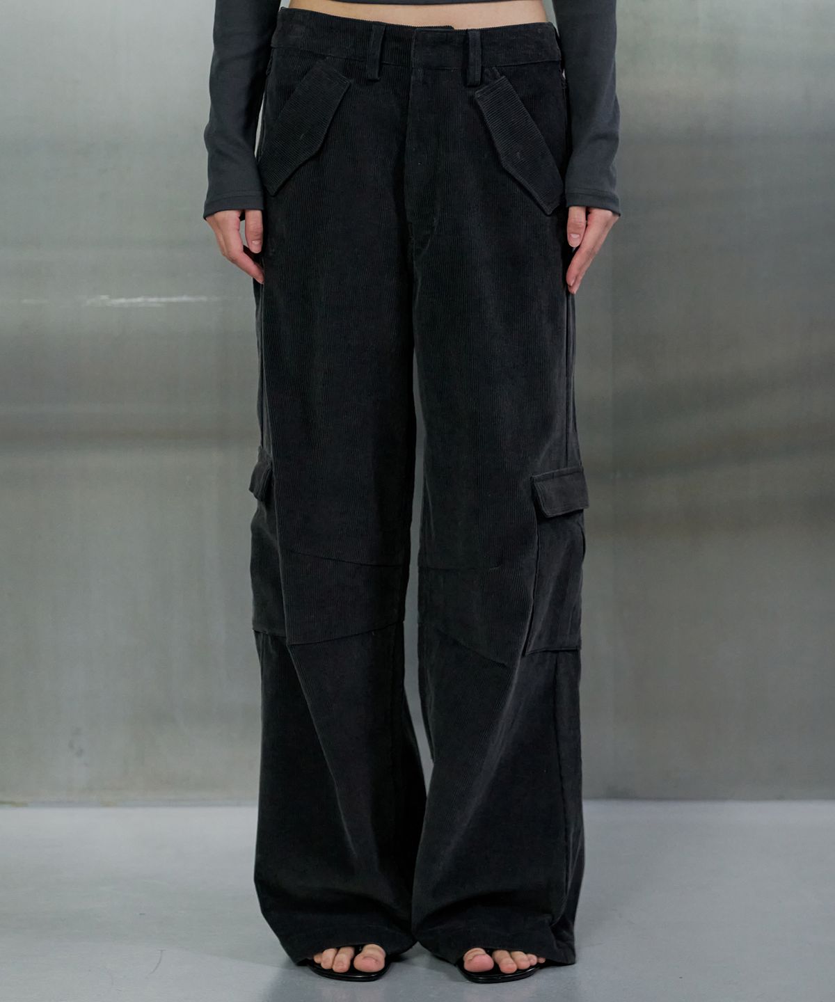 오데스(ORDES) CORDUROY SEMI WIDE CARGO PANTS - CHARCOAL