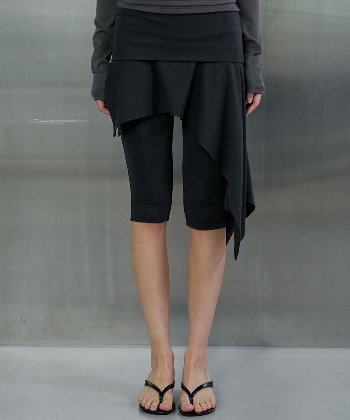 오데스(ORDES) EMMA JERSEY CARPRI PANTS - CHARCOAL