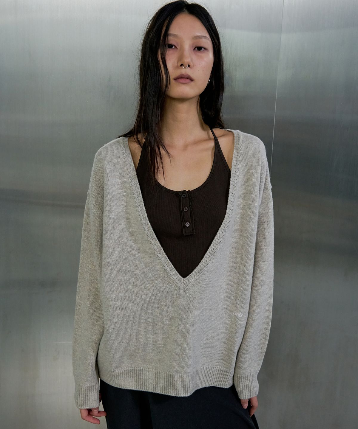 오데스(ORDES) DEEP V-NECK SWEATER - OATMEAL
