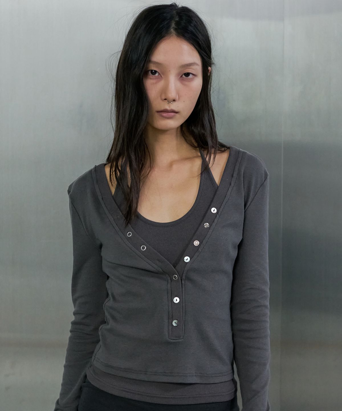 오데스(ORDES) LAYERED TANK LONG SLEEVE SET - CHARCOAL