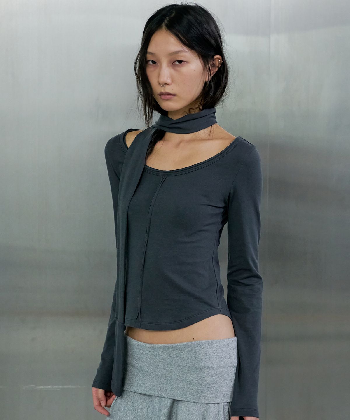 오데스(ORDES) RAW CUT LONG SLEEVE WITH SCARF - CHARCOAL