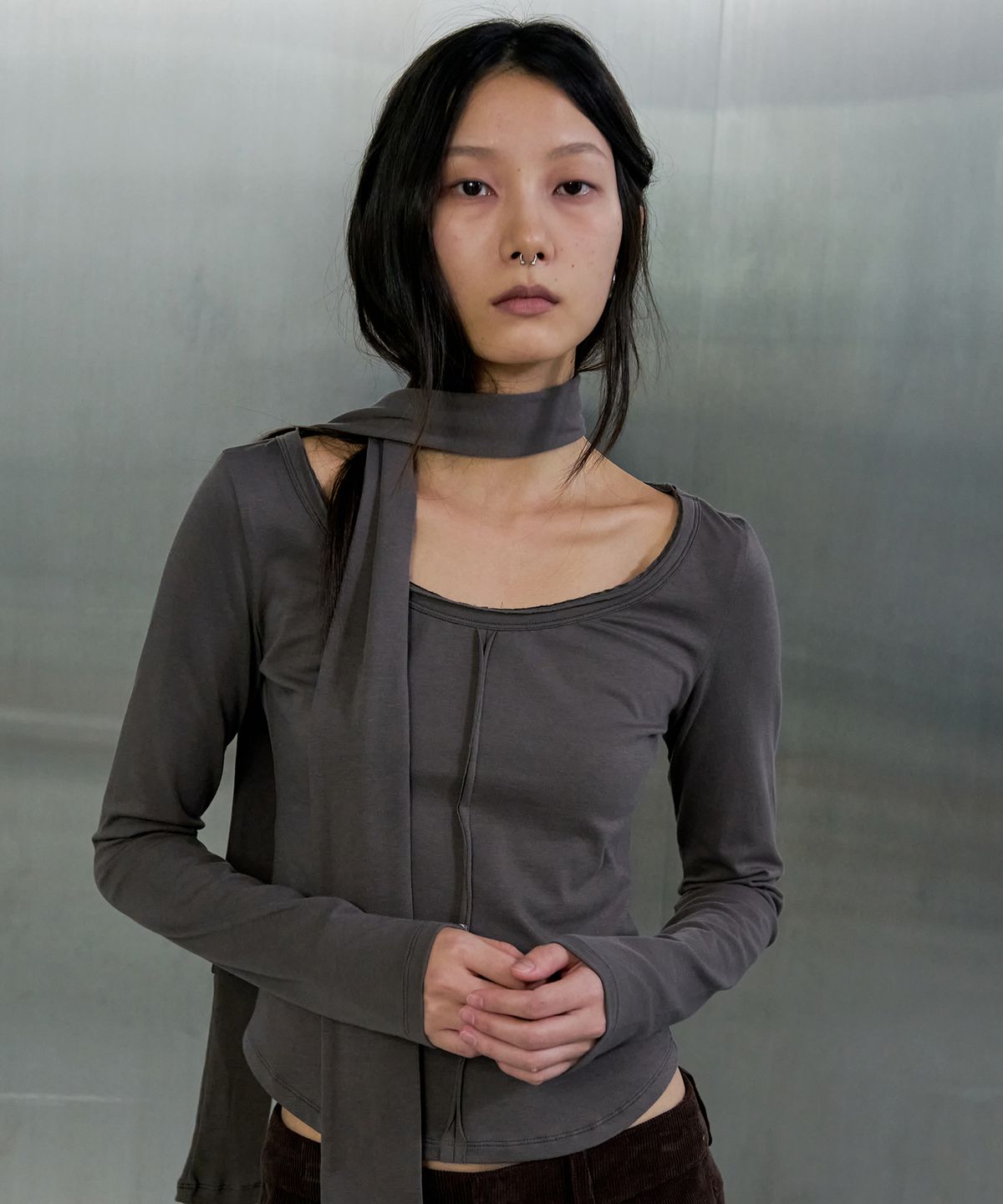 오데스(ORDES) RAW CUT LONG SLEEVE WITH SCARF - BROWN