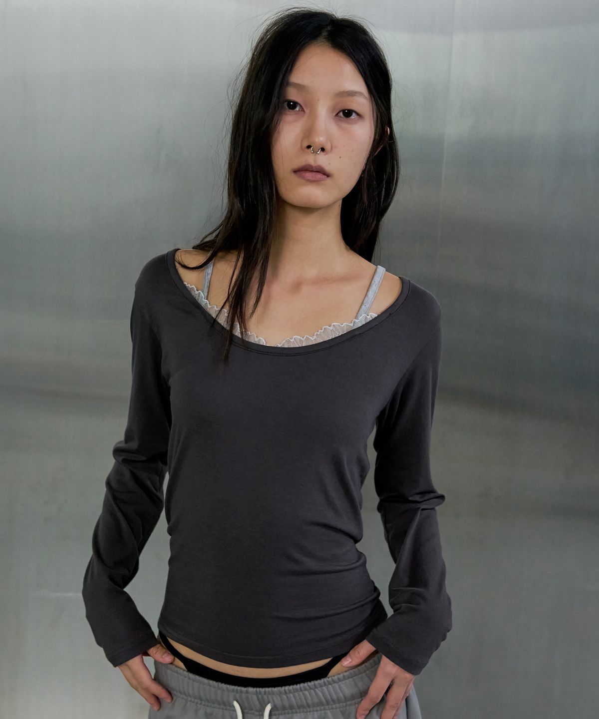 오데스(ORDES) CAMISOLE LAYERED TEE - CHARCOAL