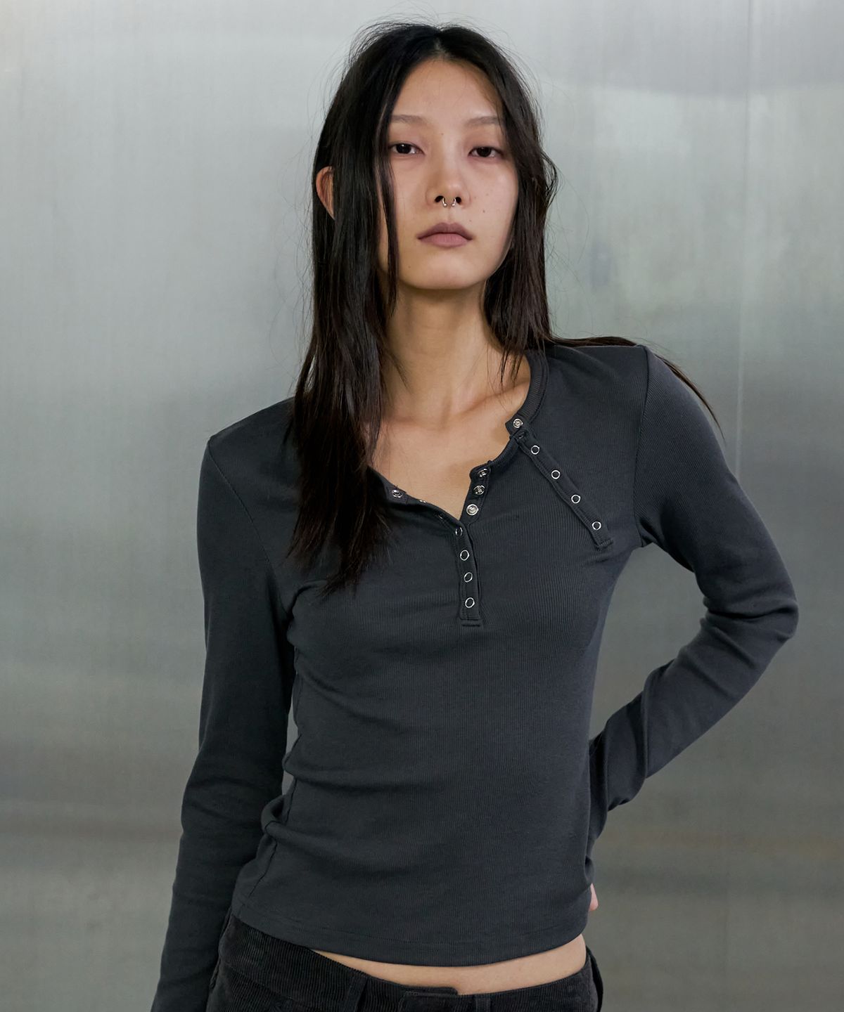 오데스(ORDES) DOUBLE PLACKET HENLEY T-SHIRT - CHARCOAL