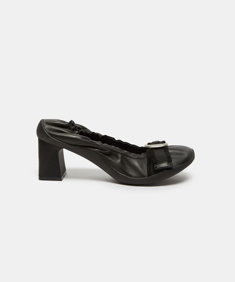 Shirred buckle pump(black)_DG1BA26510BLK
