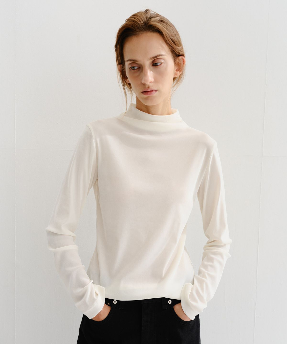 이아(EAAH) VELVET MOCK NECK TOP (IVORY)
