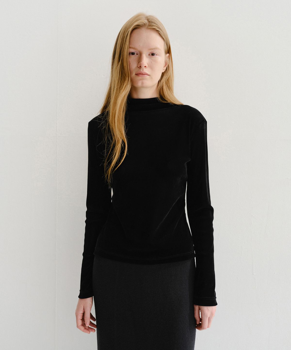 이아(EAAH) VELVET MOCK NECK TOP (BLACK)