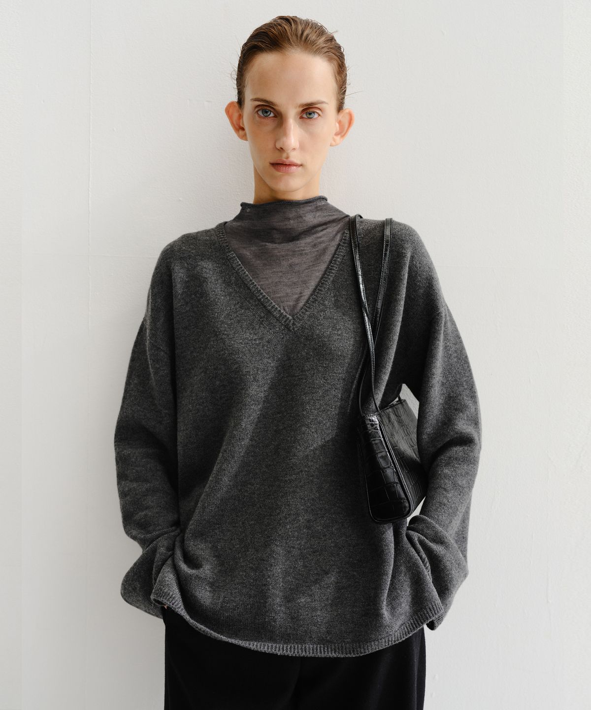 이아(EAAH) ENRI LAYERED V NECK KNIT TOP (CHARCOAL)