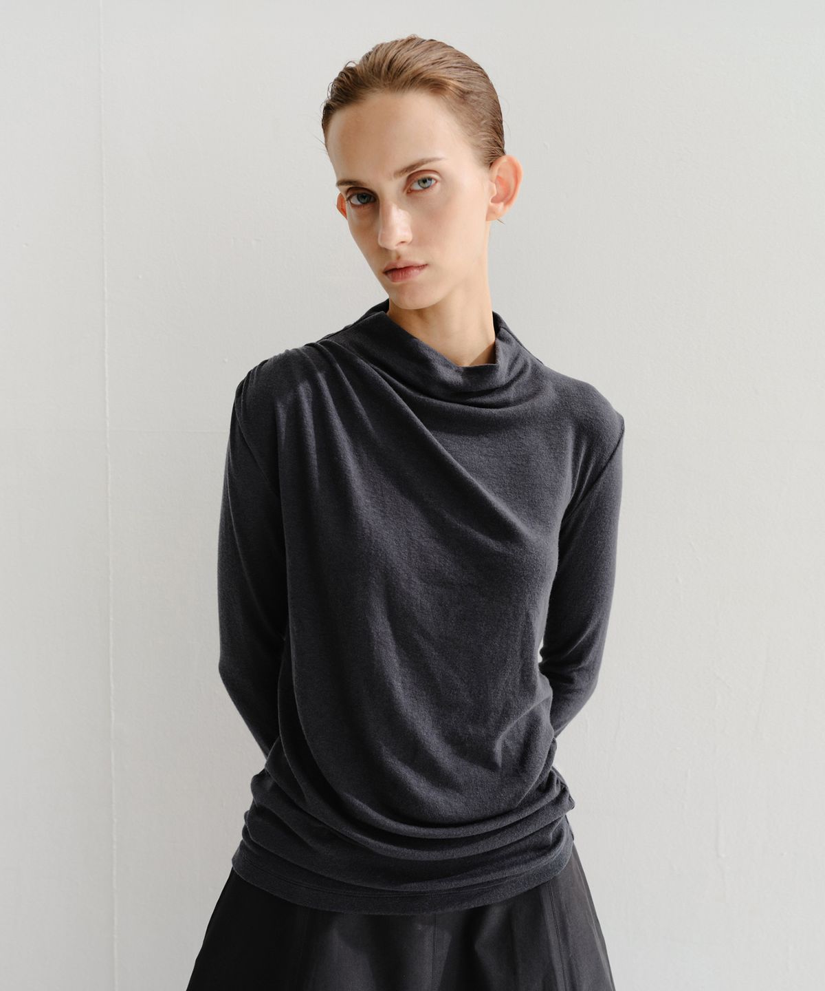 이아(EAAH) WOOL SHIRRING TOP (CHARCOAL)