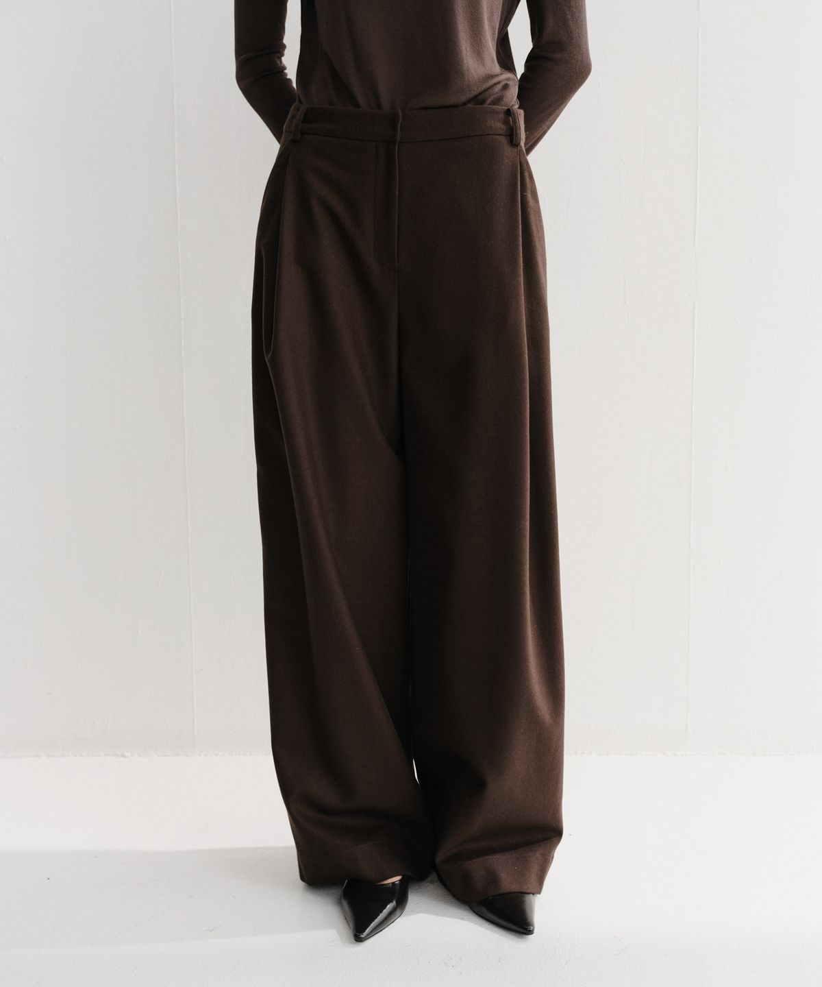 이아(EAAH) LOE SIDE TUCK PANTS (BROWN)